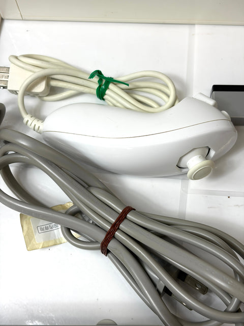 Nintendo Wii Console Set White Remote Nunchuk Sensor Bar AC Adapter AV Cable NTSC-J