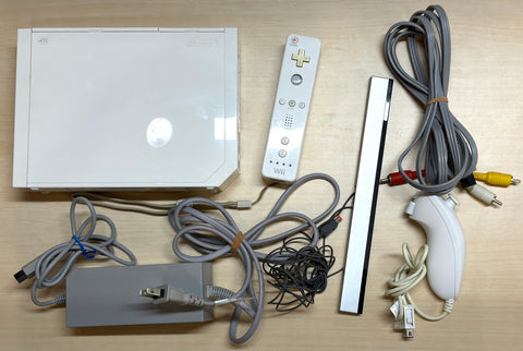Wii本体 (シロ) (「Wiiリモコンジャケット」同梱) (RVL-S-WD) 【メーカー生産終了】