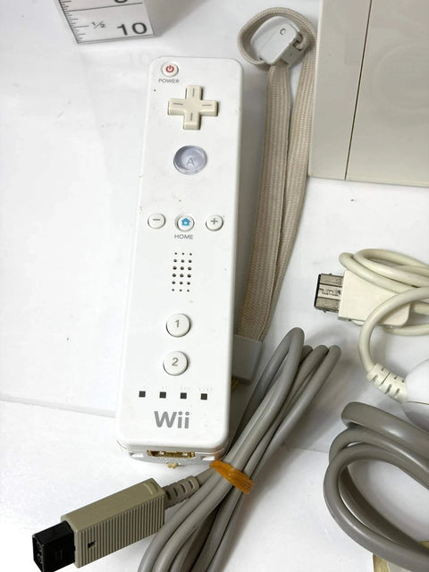 Wii本体 (シロ) (「Wiiリモコンジャケット」同梱) (RVL-S-WD) 【メーカー生産終了】